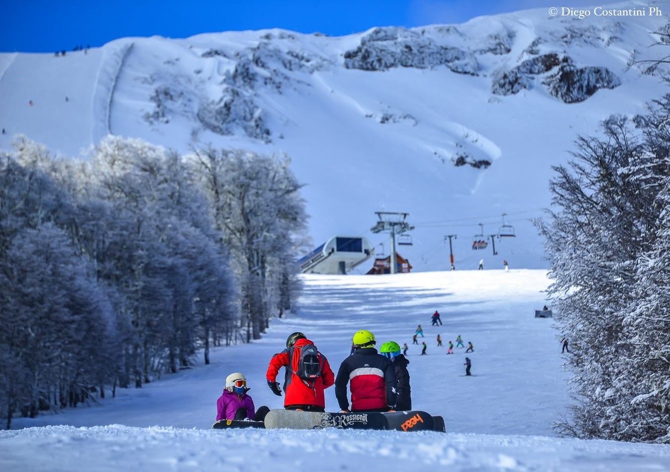 A group enjoying the snow, photographed by Diego Costantini